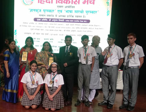 St. Mark's School, Meera Bagh - Hindi Vikas Manch Prize Distribution : Click to Enlarge