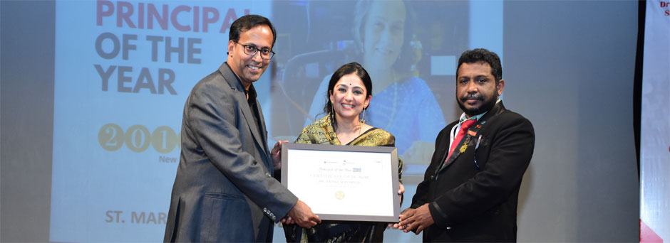 St. Mark's School, Meera Bagh - Ms. Aggarwal receives the Principal of the Year Award : Click to Enlarge