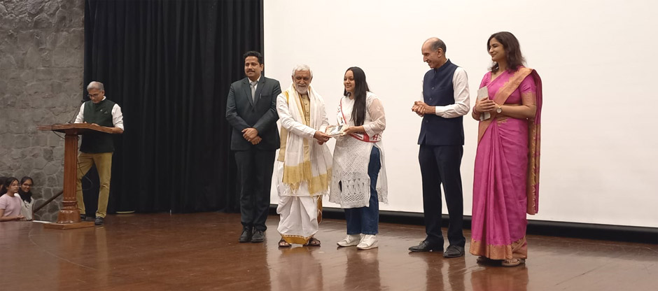 St Marks Sr Sec Public School Meera Bagh - Arpita Jain (12-A) and Jasraj Singh (12-C) receive the 'Global Sustainability Award 2023' for their remarkable contributions to two distinct yet equally vital initiatives : Click to Enlarge