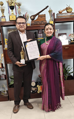 Dr Naveen Gupta, Head of ICT at St Marks Sr Sec Public School Meera Bagh, has been honored with the Global Education Leadership Award : Click to Enlarge