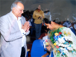 Chairman Mr. T. P Agarwal welcoming Mrs. Badiropa Sinha, Principal Path Bhawan, Shantiniketan, West Bengal