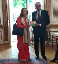 Delegation from St. Mark's School, Meera Bagh meets the Indian Ambassador to France : Click to Enlarge