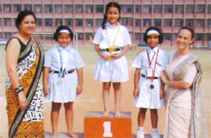 Winners of 50m Flat Race Pearl Lamba (I-H), Sristhi (I-G) Gaurvi Saluja (II)