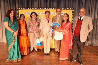 Delegation from Russia visits St.Mark's School, Meera Bagh : Click to Enlarge