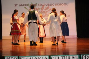 St. Mark's School, Meera Bagh - Students and staff of Spojena Skola, Slovakia visit us : Click to Enlarge