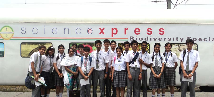 St. Mark's Meera Bagh students visit Science Express Biodiversity Train : Click to Enlarge