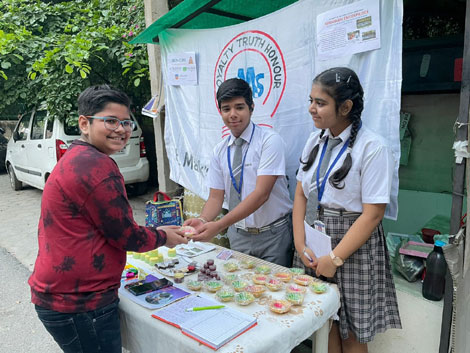 St. Mark's Meera Bagh - Student members of Nirmaan Enterprise spread happiness through their Diwali Stall : Click to Enlarge