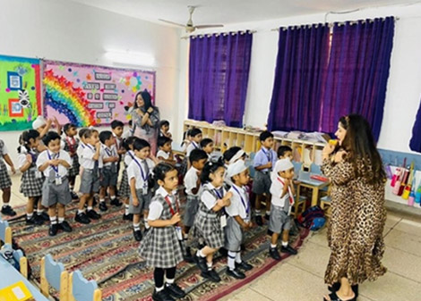 St. Mark's Meera Bagh - Nursery and KG students celebrated Wonderful Wednesday a day to learning with parents in school : Click to Enlarge