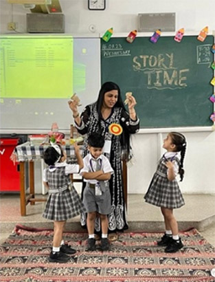 St. Mark's Meera Bagh - Nursery and KG students celebrated Wonderful Wednesday a day to learning with parents in school : Click to Enlarge