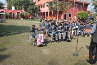 St. Mark's School, Meera Bagh - A visit to Old Age Home : Click to Enlarge